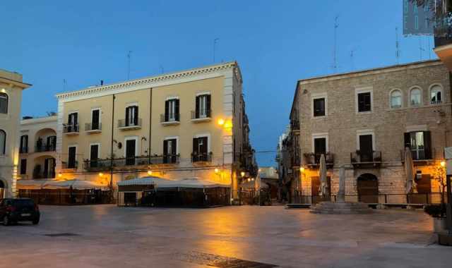 Bari, Pasqua e Pasquetta: il sindaco chiude tutti i negozi